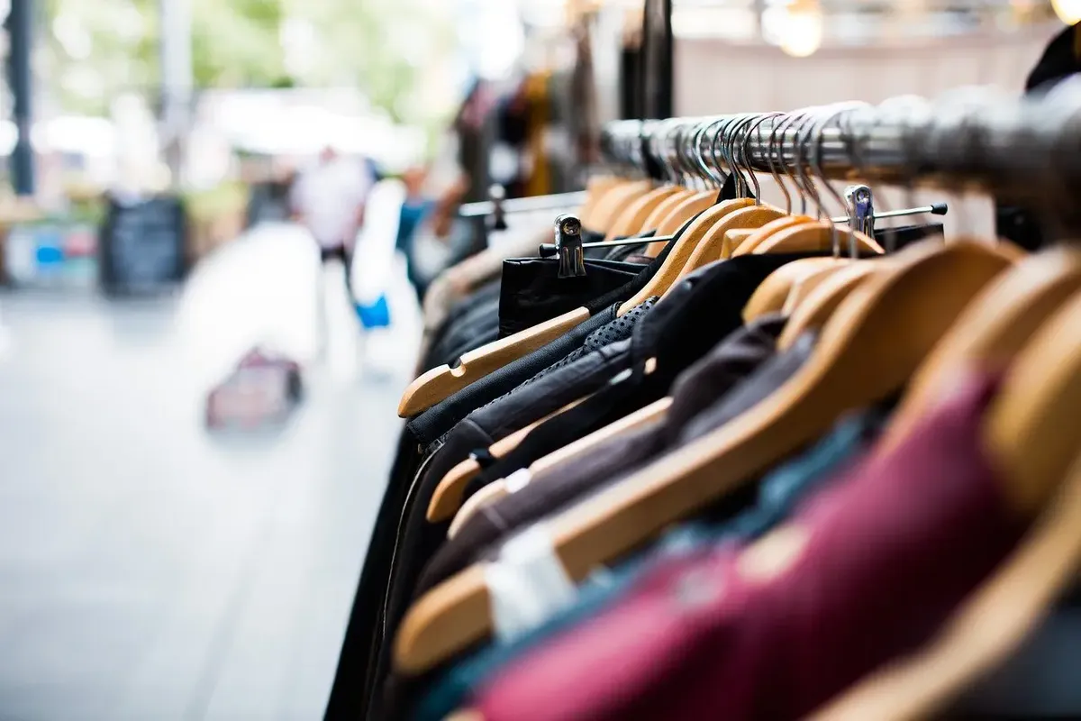 Synthetic-fibre dye and microplastic exposure