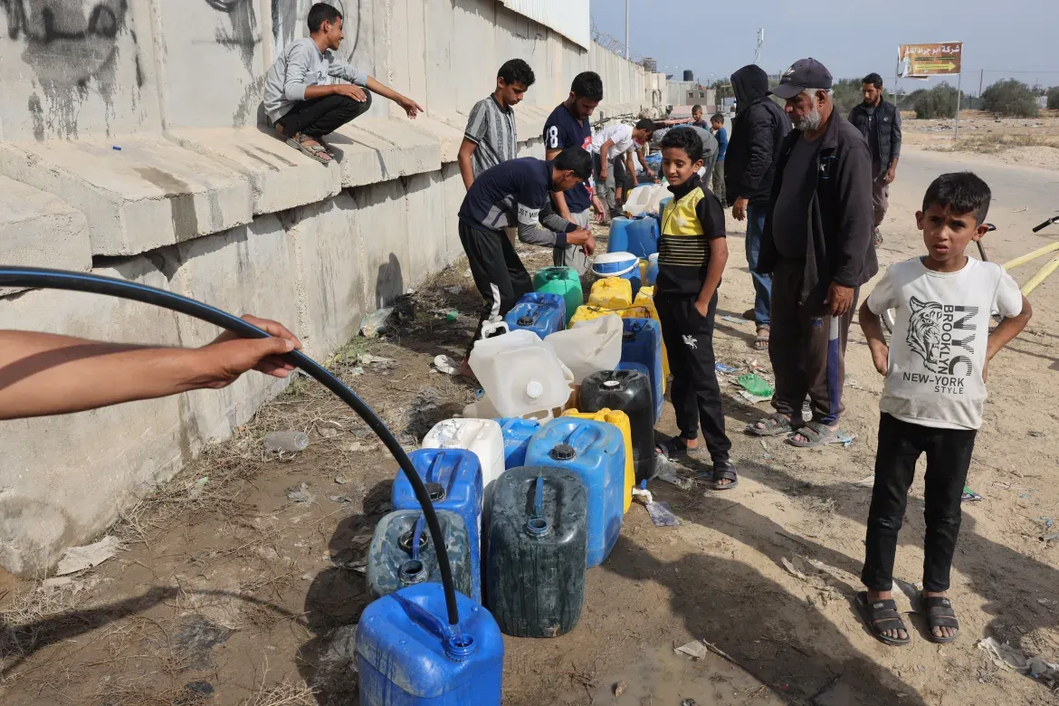 Children collecting water in Gaza